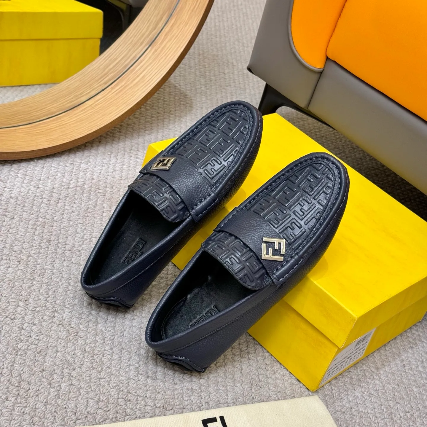 Men's shoes 💰420 [FENDI Fendi] 2⃣️0⃣️2⃣️5️⃣New Milan men's fashion lazy catwalk style ✅ fashionable casual beanie shoes, imported calfskin fabric, super smooth texture, sweat-absorbent and breathable, (sheepskin lining). Metal LOGO on the shoe body, Medusa avatar, irregular avatar, high-end craftsmanship logo✅ French Loft set foot design style 👟Low-key and elegant, great on-foot effect... Men's shoe size: 38-46 (4-12)